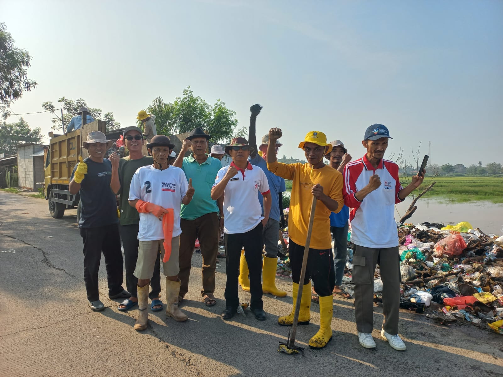 aksi-gerebek-sampah-oleh-petugas-kebersihan-dan-kasi-kecamatan-tanara-di-desa-pedaleman