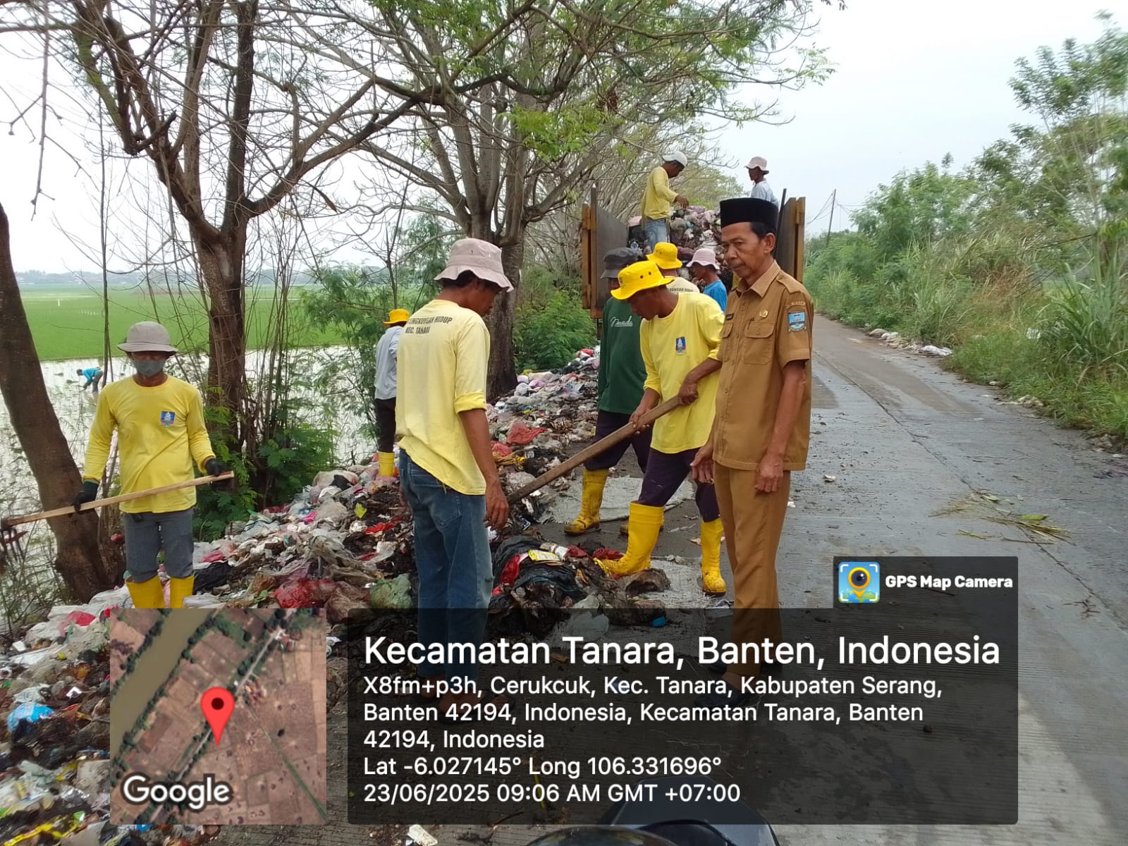 aksi-gerebek-sampah-oleh-petugas-kebersihan-dan-staf-kecamatan-tanara-di-desa-cerukcuk
